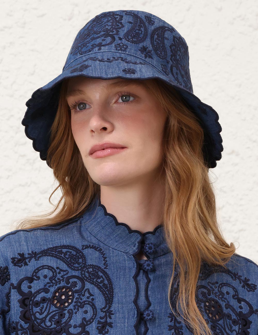 Stickad denimbuckethatt