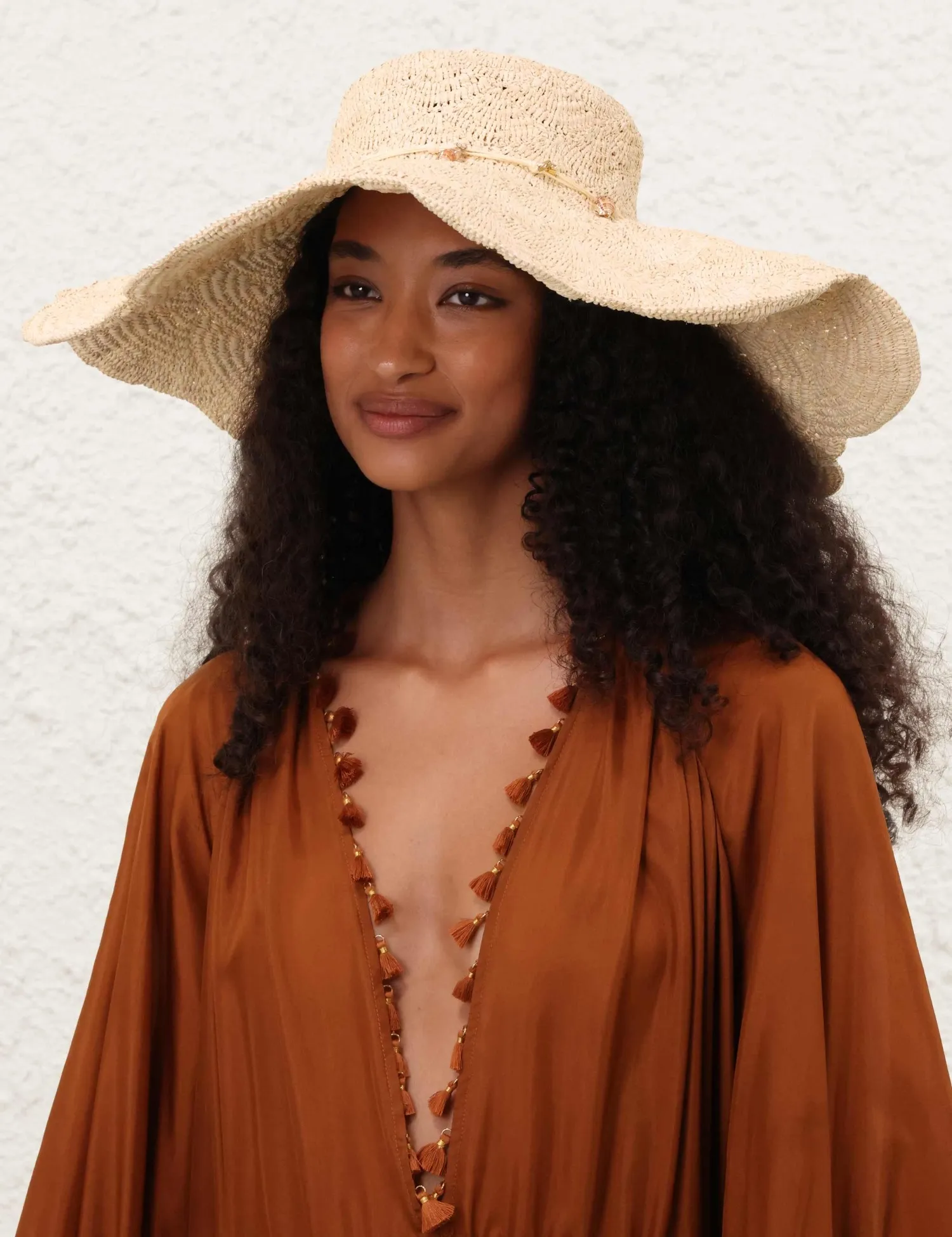 Långkantig hatt av raffia